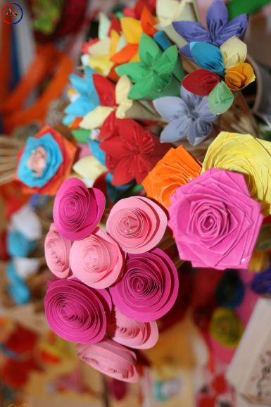 poze atelier de creatie flori din hartie colorata
