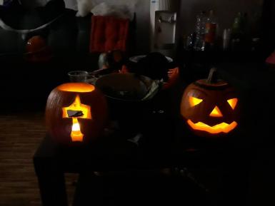 poze atelier de halloween sculptat dovleci