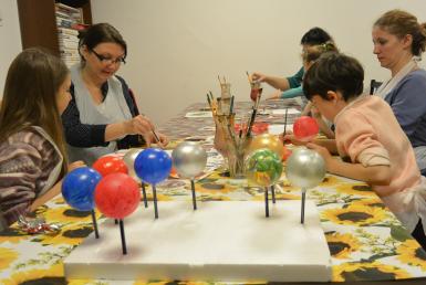 poze atelier de pictat globuri copii parin i la sediu