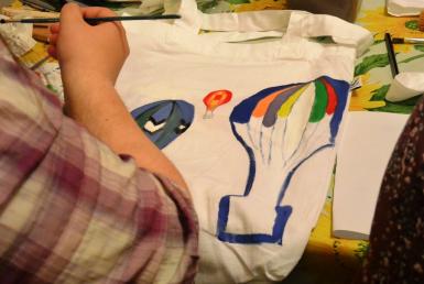poze atelier de pictura pe sacose din textil