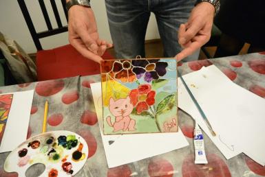 poze atelier de pictura pe sticla vitraliu pentru copii la sediu
