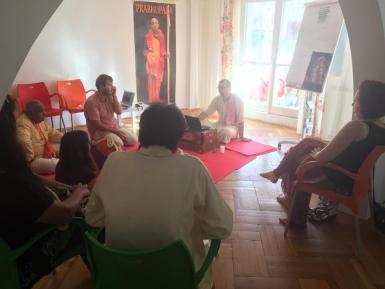 poze intelepciunea sacra a bhagavad gitei