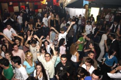 poze petrecere deejaydee mixeaza in celso club timisoara
