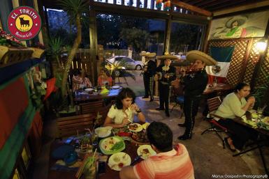 poze petrecere mexicana la restaurantul el torito