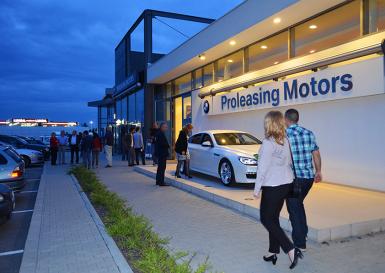 poze seara de jazz in showroom ul bmw proleasing motors