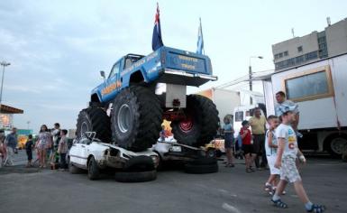 poze spectacol de cascadorii cu monster truck in parcarea arena mall bacau