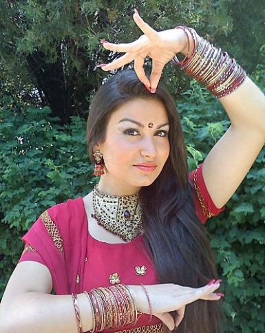 poze spectacol de dansuri indiene in ceainaria satya