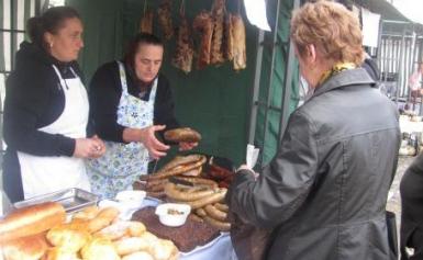 poze targul de produse traditionale in casa de cultura