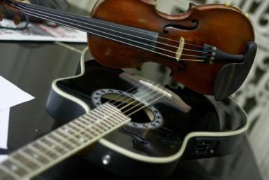 poze when violin meets guitar in serendipity