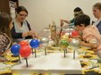 atelier de pictat globuri copii parin i la sediu