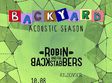 robin and the backstabbers allover canta pe terasa in spatele 